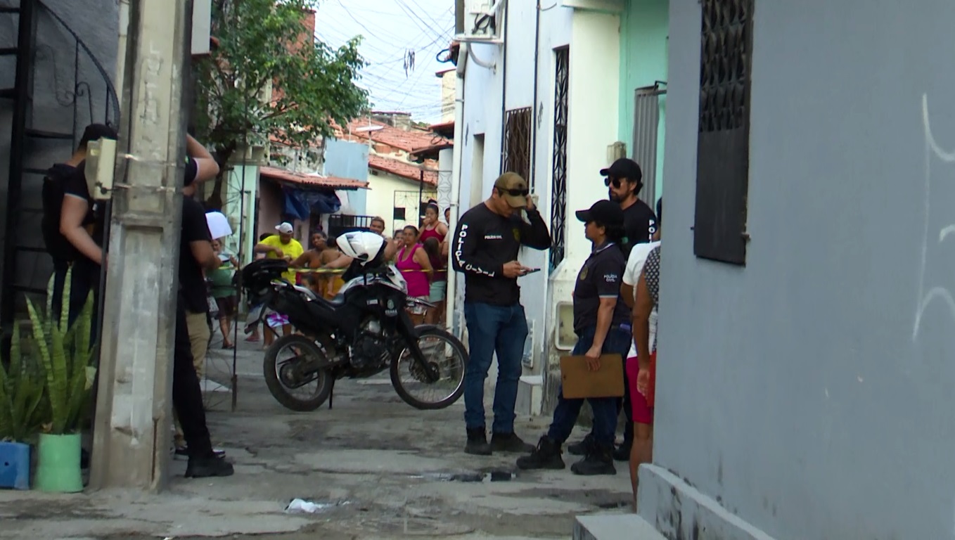 Mulher tem casa invadida e é morta a tiros em favela no bairro Quintino Cunha, em Fortaleza