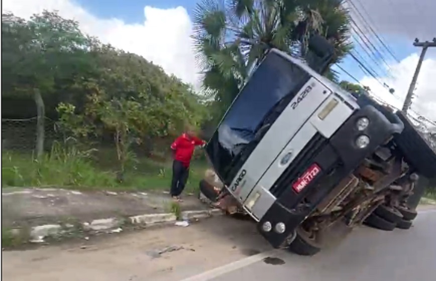 Motorista perde controle de caminhão e veículo tomba em rotatória de Maracanaú, no Ceará
