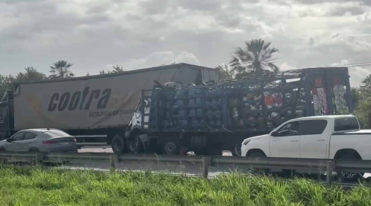 Acidente entre dois caminhões provoca engarrafamento na BR-116, em Aquiraz/CE