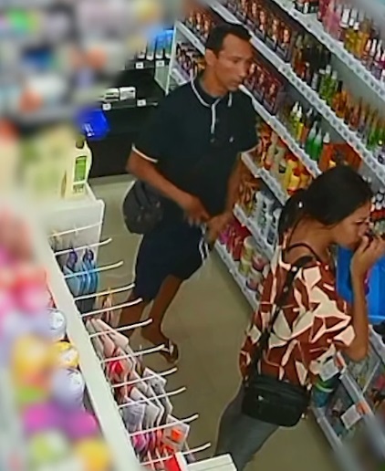 Casal é flagrado por câmera furtando produtos de farmácia na Maraponga, em Fortaleza