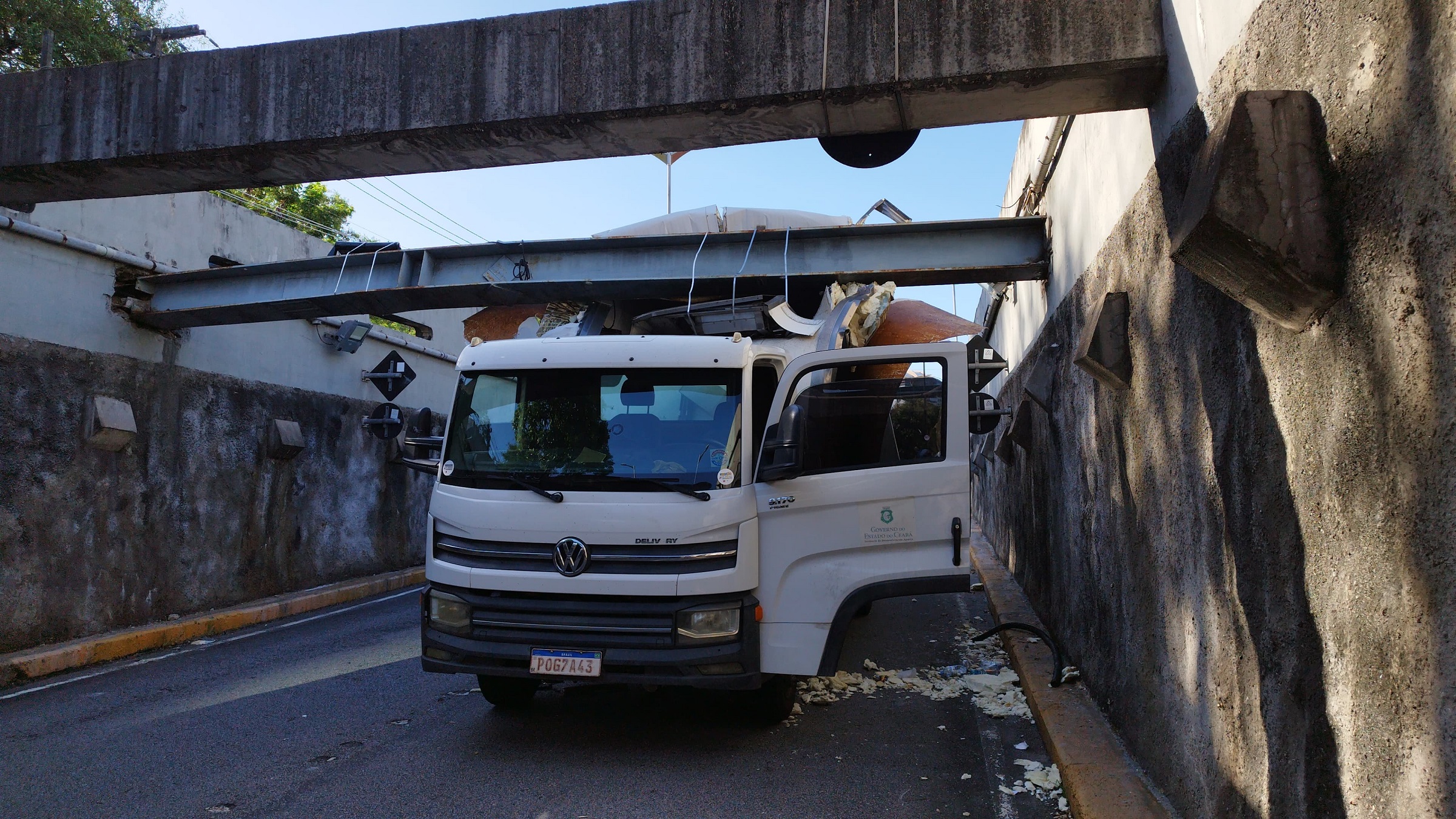 Caminhão fica preso em estrutura de ferro de túnel em Fortaleza