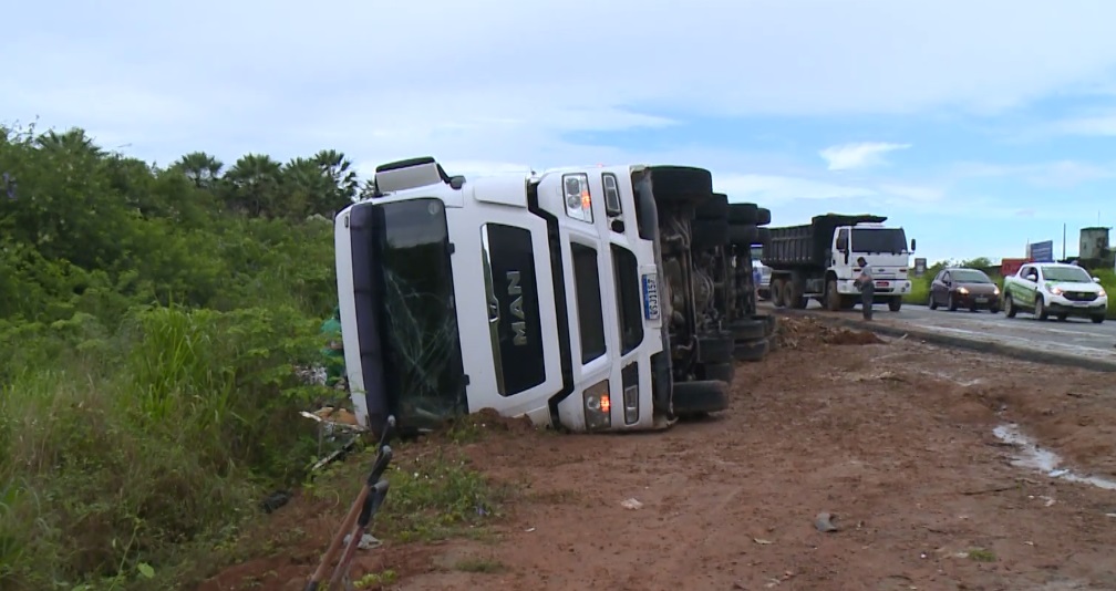 Carreta carregada com lixo orgânico tomba no Quarto Anel Viário durante forte chuva