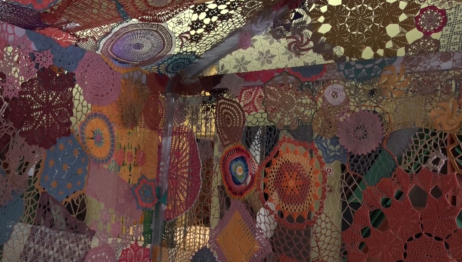 Caixa Cultural de Fortaleza abre oficinas de artesanato com costura manual em instalação inédita