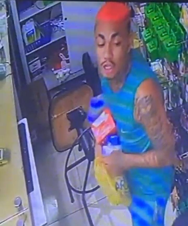 Criminosos são flagrados fazendo assalto a farmácia no Centro de Sobral, no Ceará