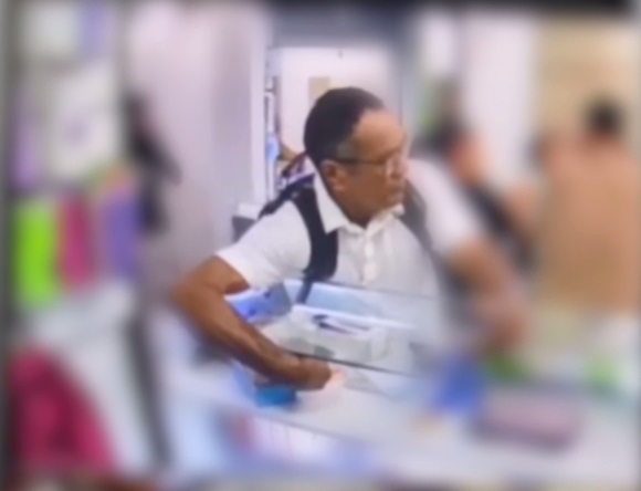 Ladrão furta celular de vitrine em quiosque de assistência técnica no Beco da Poeira, em Fortaleza