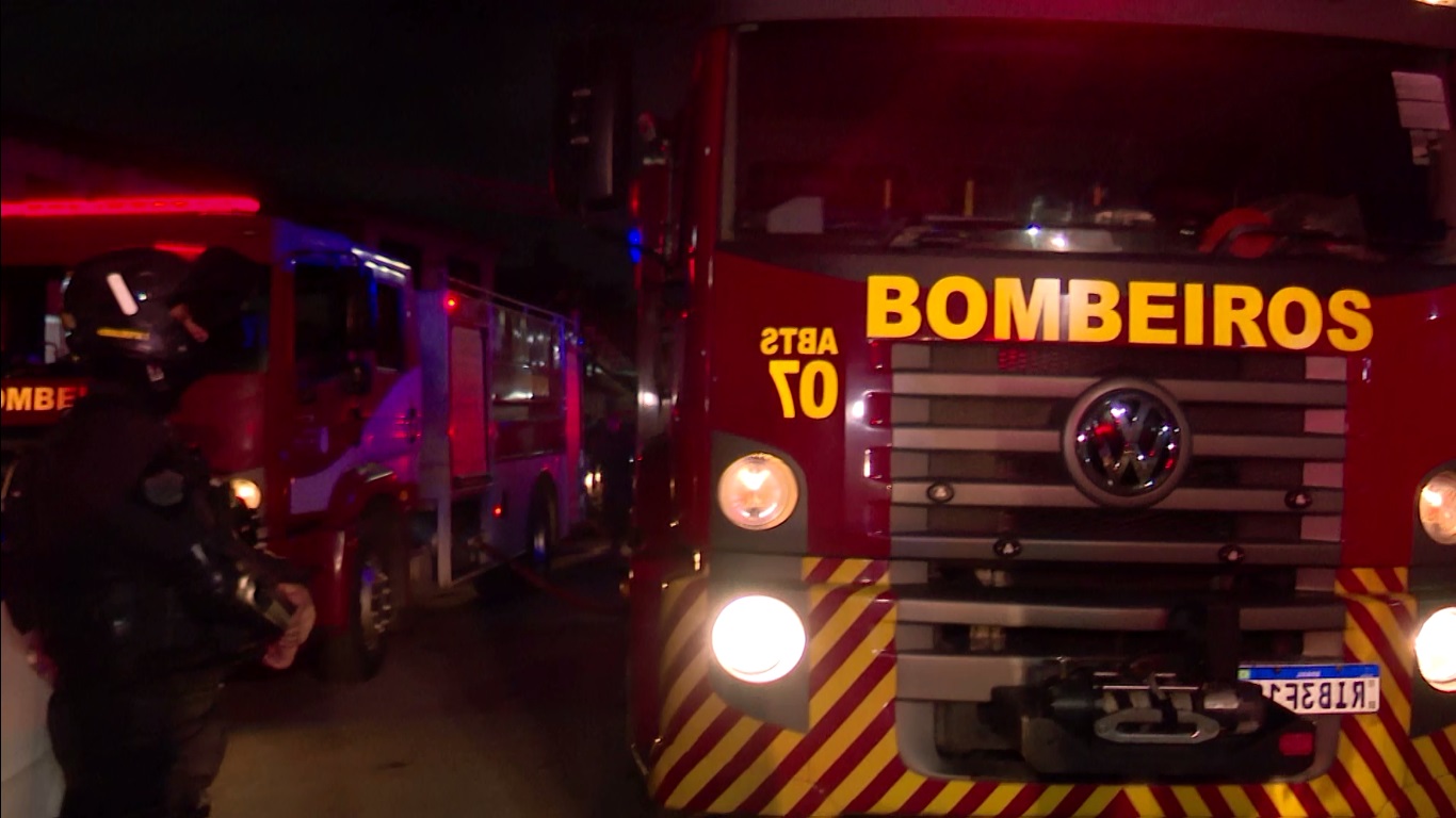 Incêndio destrói oficina de motos em Fortaleza e crianças são retiradas do local às pressas