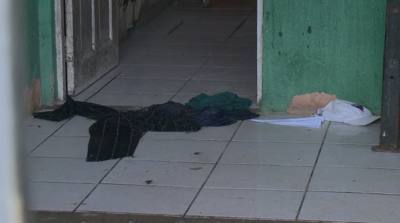 Homem é morto em casa, na frente da esposa, por criminosos fingindo ser policiais