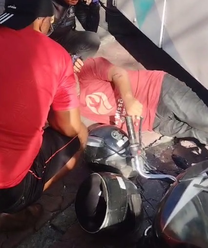 Acidente entre ônibus e moto em Fortaleza termina com motociclista embaixo do coletivo