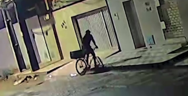 Ladrão abre portão de casa e furta pertences durante a madrugada, em Fortaleza