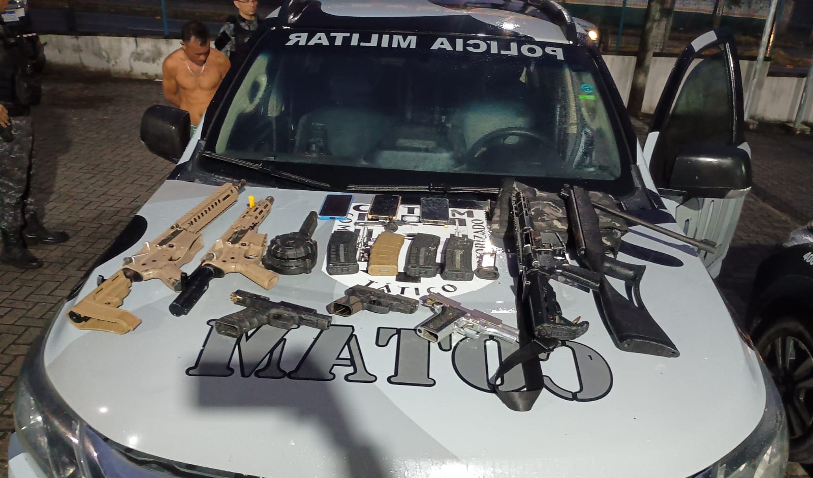 Esconderijo do crime é descoberto, cinco homens são presos e fuzis são apreendidos em Fortaleza