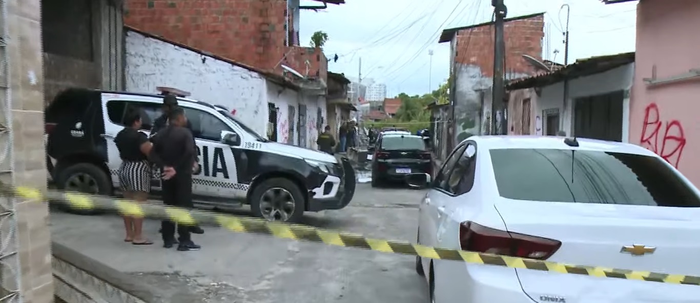 Dois corpos são encontrados em área de matagal, em Fortaleza, após polícia descobrir esconderijo do crime
