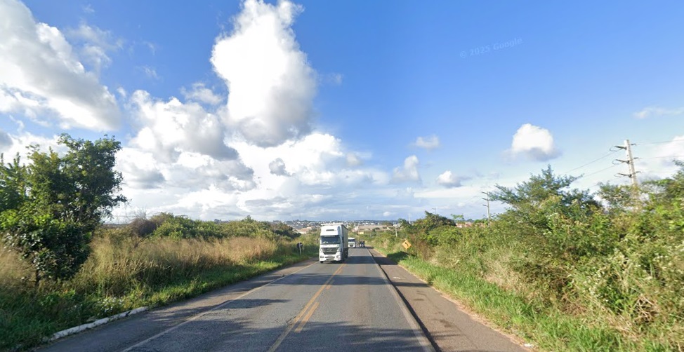 BR-222 será interditada em Tianguá/CE para retirar caminhão que caiu em ribanceira