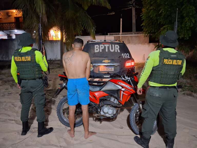 Foragido com passagens por homicídio é preso com granada, arma e drogas em praia no Ceará
