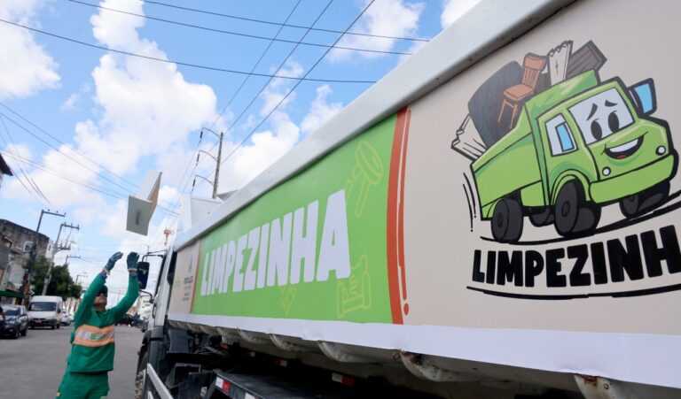 Caminhão Limpezinha retira 368 toneladas de resíduos em três meses em Fortaleza; veja como agendar o serviço