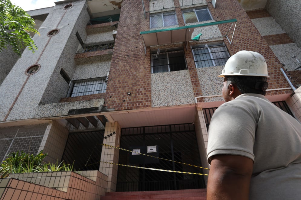 Prédio segue interditado por risco de afundamento, e Defesa Civil amplia área de restrição