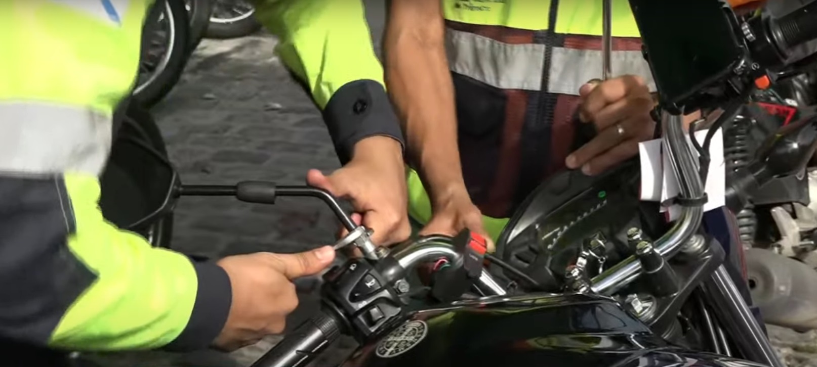 Ação educativa: AMC distribui antenas corta-pipas para motociclistas em Fortaleza