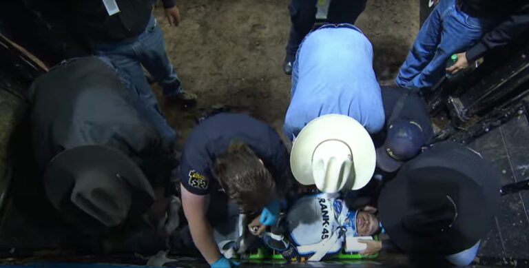 Brasileiro cai de touro e deixa arena de maca em rodeio nos Estados Unidos