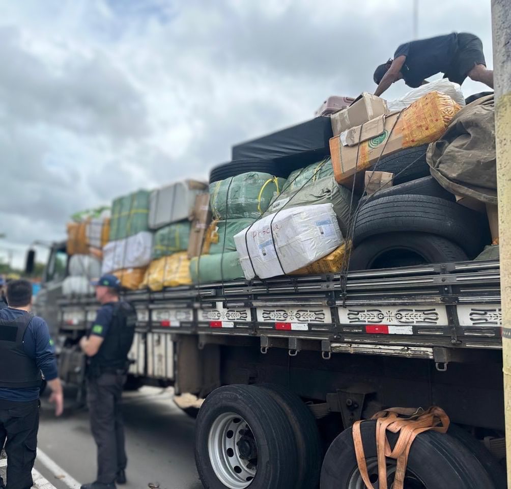 Caminhão é apreendido com drogas, armas e duas toneladas de produtos ilegais no Ceará