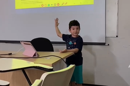 Menino de 5 anos surpreende ao fazer apresentação sobre dinossauros na UFC