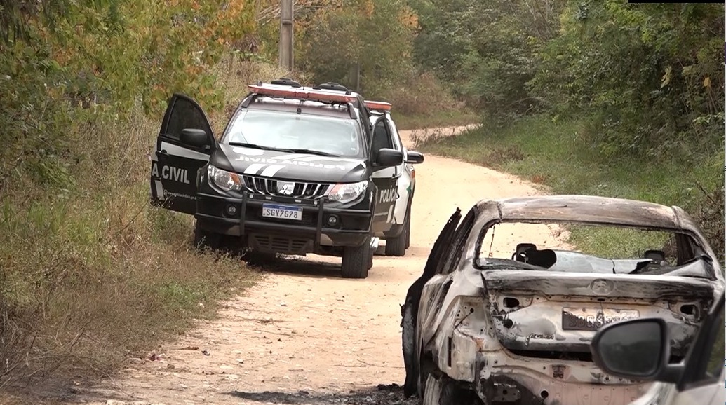 Corpo carbonizado é encontrado no porta-malas de carro incendiado em Aquiraz
