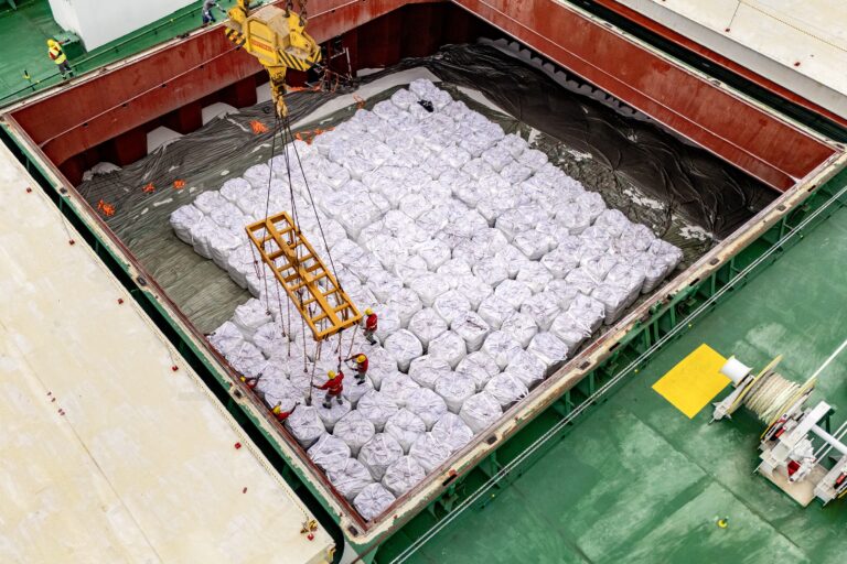 Brasil deve importar menos fertilizantes nos próximos meses; ouça o comentário