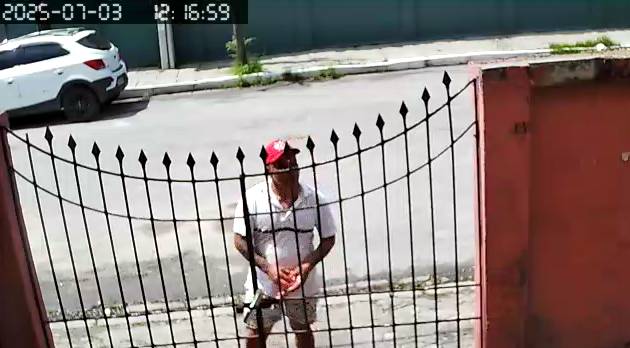 Ladrão invade casa à luz do dia e leva televisão enrolada em rede na Parangaba