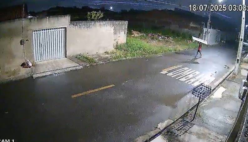 Homem furta portão de canteiro de obras de igreja evangélica em Maracanaú (CE)