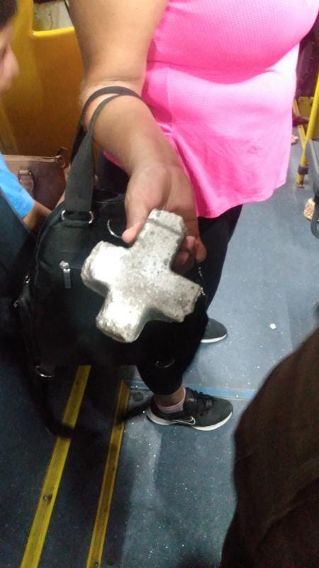 Mulher é presa após lançar pedra em ônibus que não parou para ela embarcar