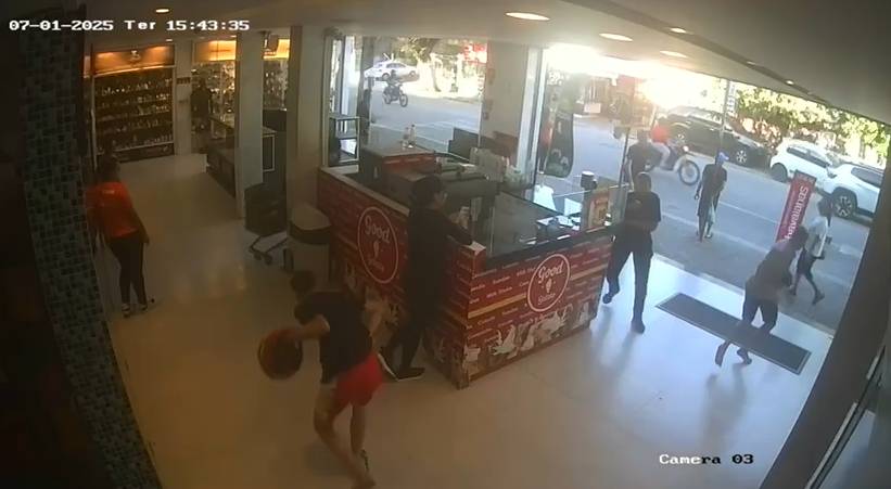 Fortaleza: bandido tenta roubar arma de vigilante em shopping popular, é baleado e foge