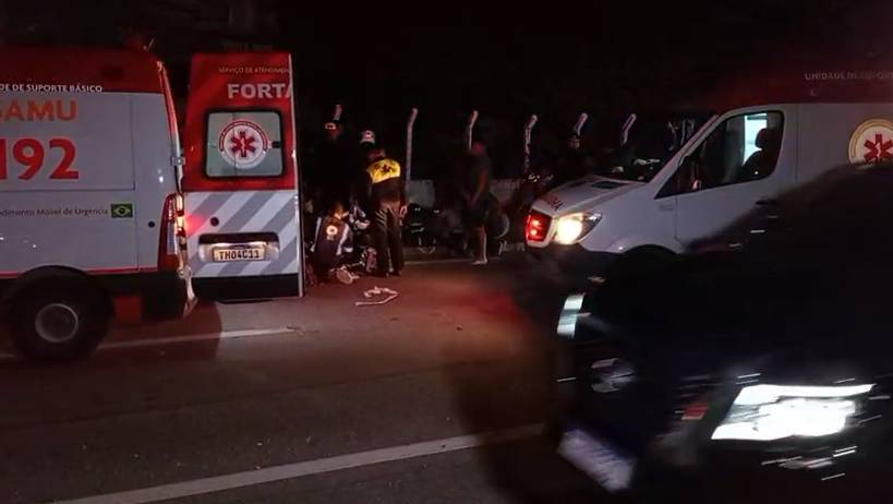 Mulher morre e marido fica ferido em acidente na Av. Washington Soares, em Fortaleza