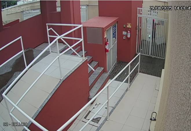 Criminoso leva portão de prédio residencial no Bairro de Fátima, em Fortaleza