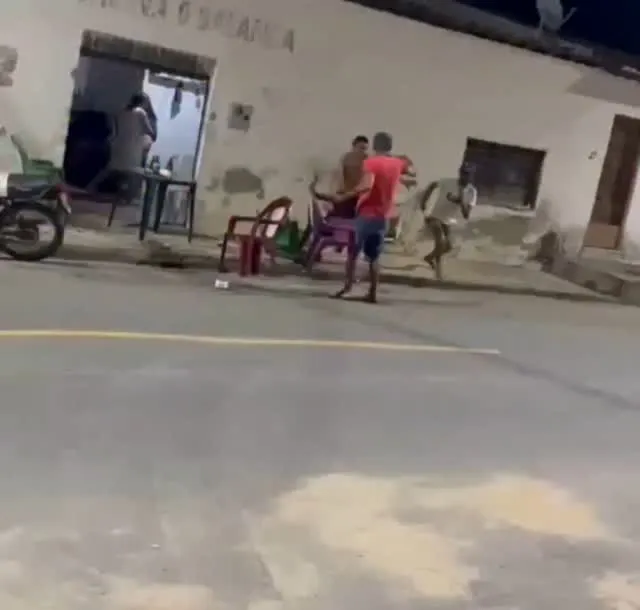 Briga em bar no interior do CE termina em agressões com cabo de vassoura e casco de cerveja