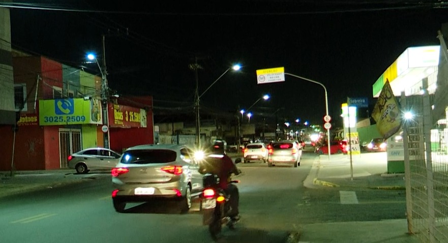 Tentativa de assalto termina com vítima esfaqueada e suspeito atropelado e espancado por populares em Fortaleza