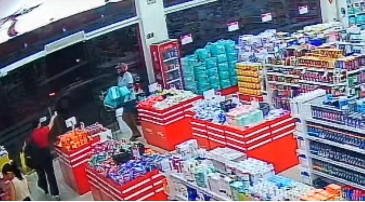 Motoqueiro furta produtos de farmácia e é flagrado por câmeras de segurança.