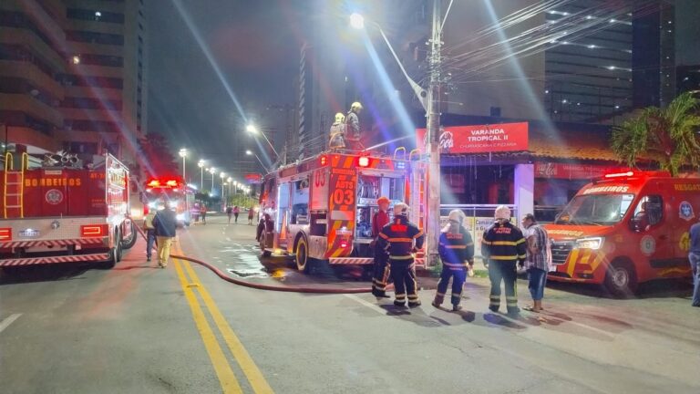 Incêndio atinge restaurante na Praia de Iracema e mobiliza Corpo de Bombeiros