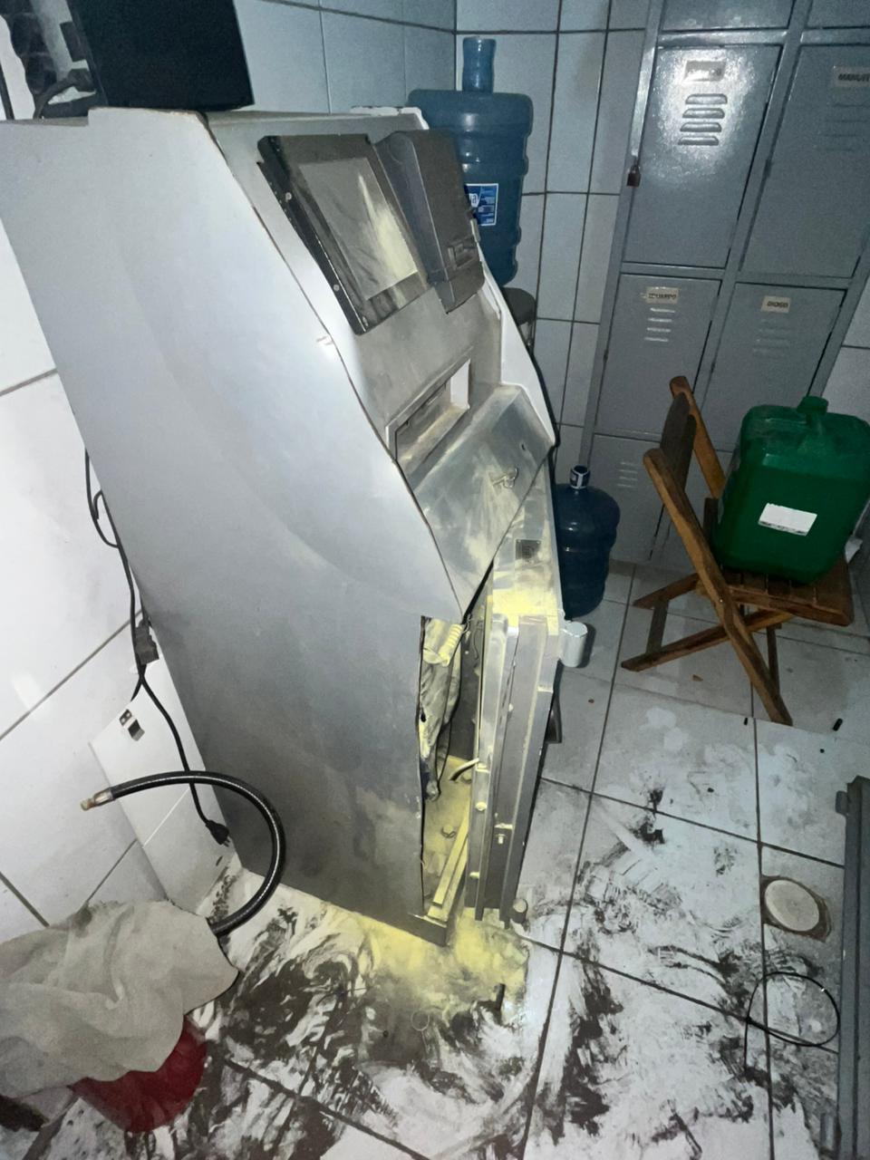 Criminosos se passam por clientes e fazem assalto a frentista em posto de combustíveis de Cascavel/CE