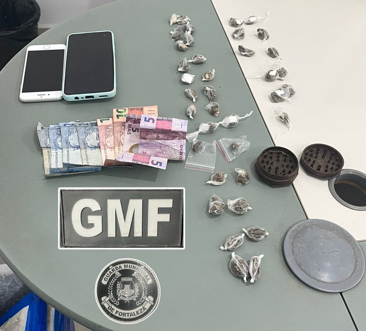 Dois homens são flagrados traficando drogas na Praça das Flores, região nobre de Fortaleza