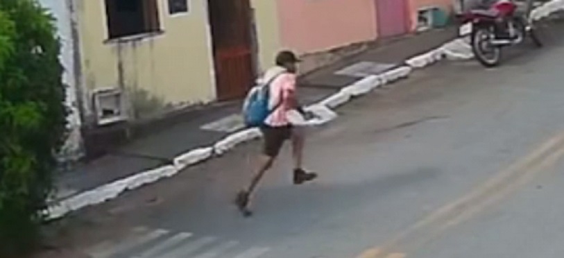 Homem que matou empresário em Itapajé é flagrado correndo na rua de arma em punho; veja o vídeo