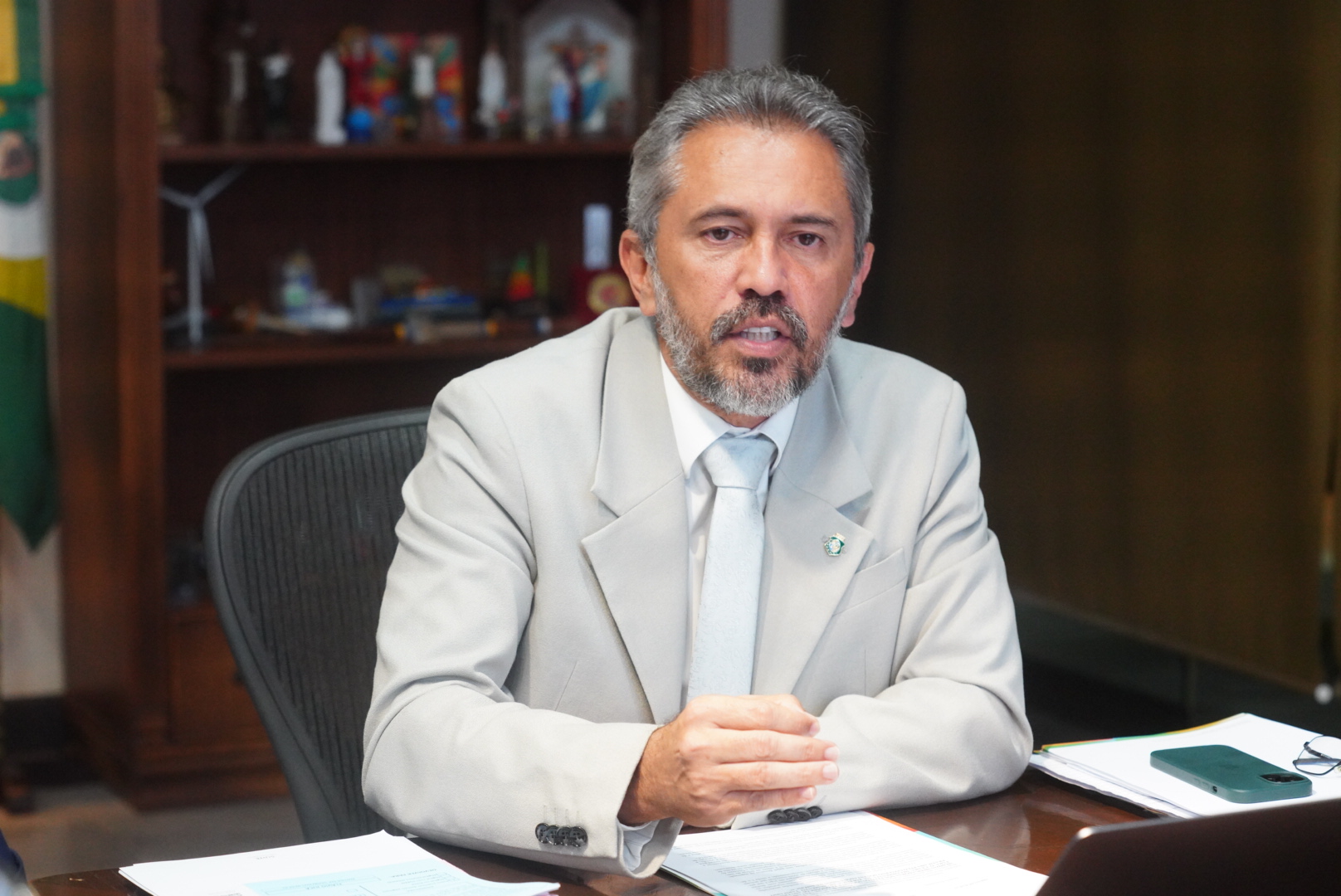 Tarifaço dos EUA: Elmano anuncia auxílio financeiro a empresas e compra de alimentos excedentes; confira as ações divulgadas