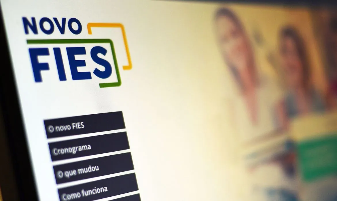 Alunos pré-selecionados no Fies 2025 têm que complementar o cadastro até esta sexta-feira (1º)