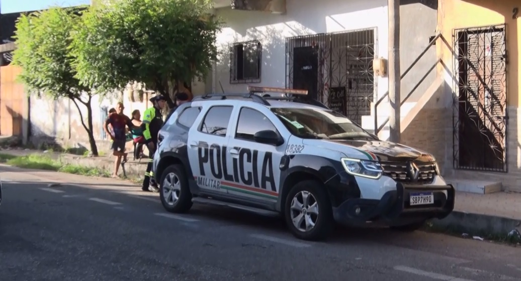 Mulher morre ao perder o controle da moto enquanto ultrapassava carros em rua de Fortaleza