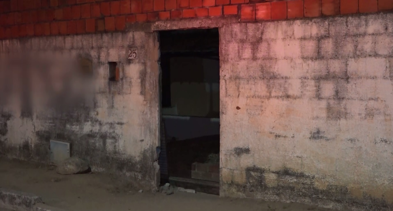 Homem é morto na frente da esposa e do filho após criminosos invadirem casa em Itaitinga/CE