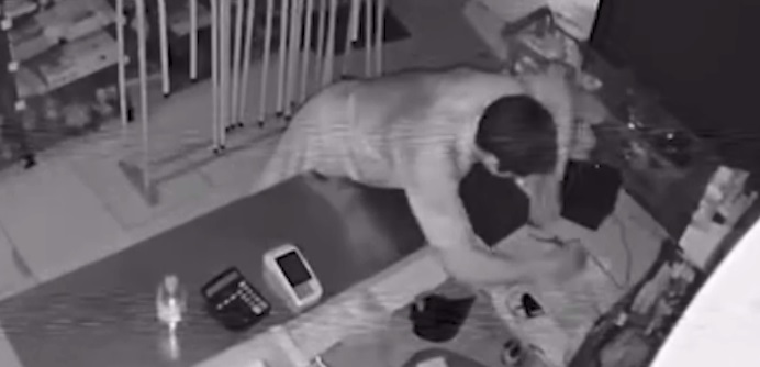 Criminoso invade comércio em Fortaleza e furta notebook e outros equipamentos eletrônicos