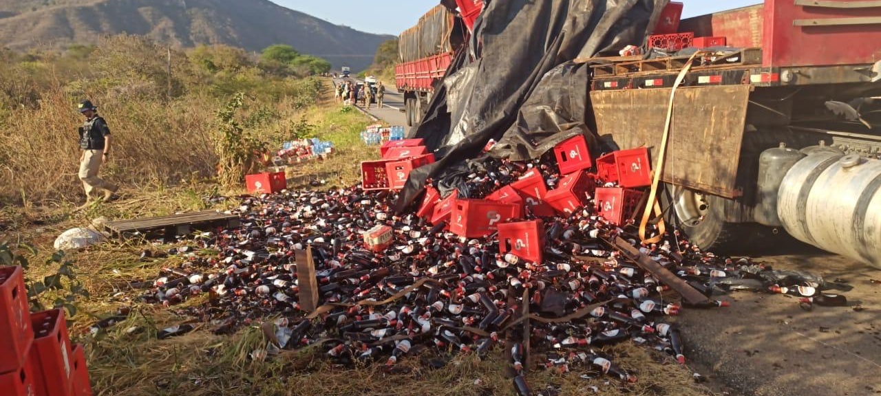 Caminhão com carregamento de cerveja tomba em Irauçuba/CE e população saqueia mercadoria