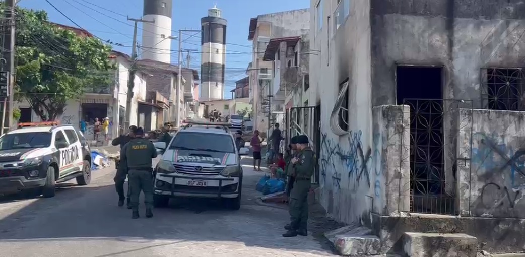 Criminosos jogam bomba em casa após facção dar prazo para família deixar o local, em Fortaleza