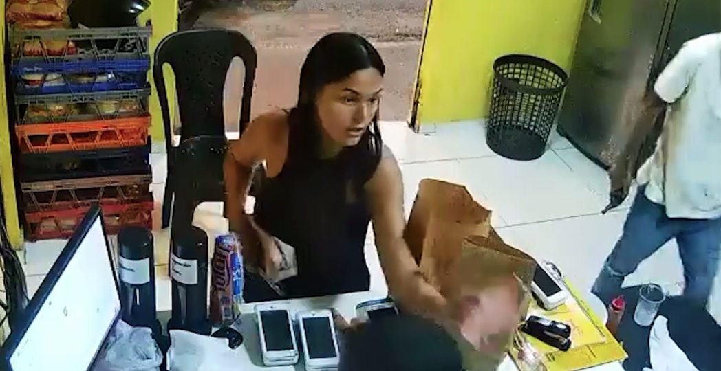 Criminosos fazem assalto a hamburgueria em Maracanaú/CE e roubam dinheiro, celulares e lanches