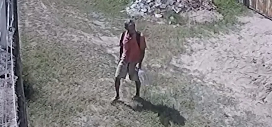 Homem é flagrado furtando ferramentas, botijão de gás e bicicleta de obra em Fortaleza