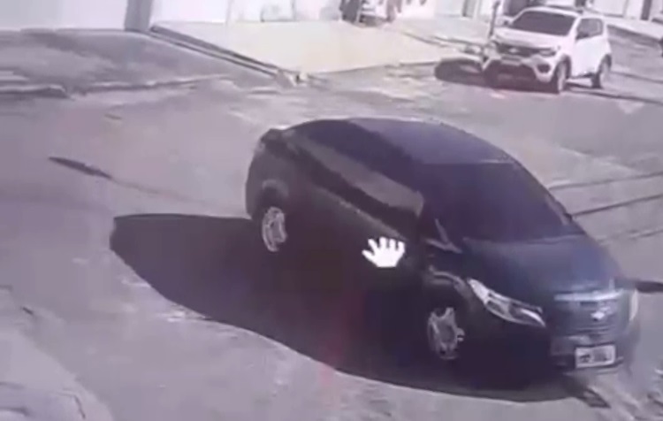 Motorista tem carro roubado após fazer entrega de vinhos em bairro de Fortaleza