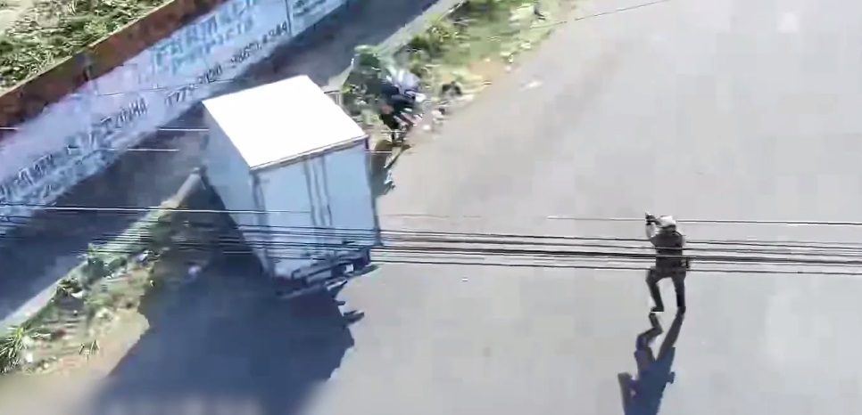 Trio é preso e caminhão furtado é recuperado após ser filmado por câmeras da Ciops, em Fortaleza