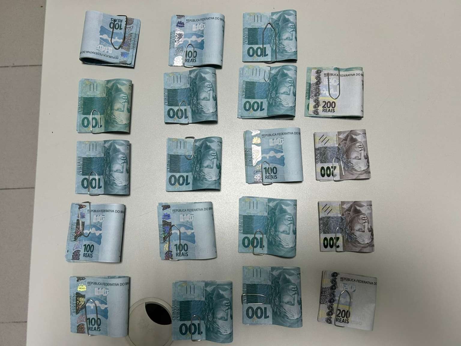 Homem é preso por transportar em Hilux mais de R$ 18 mil em cédulas falsas, em Caucaia/CE